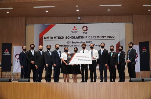 MMTh's executives, Dean of TSE and 4 scholarship students take photo together at MMTh VTECH Scholarship ceremony 2022