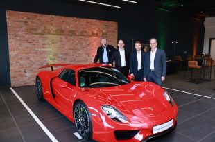 In the new Porsche Classic Centre's showroom Walter Röhrl, Alexander Fabig, Fabian Hottenrott and Florian Glinicke